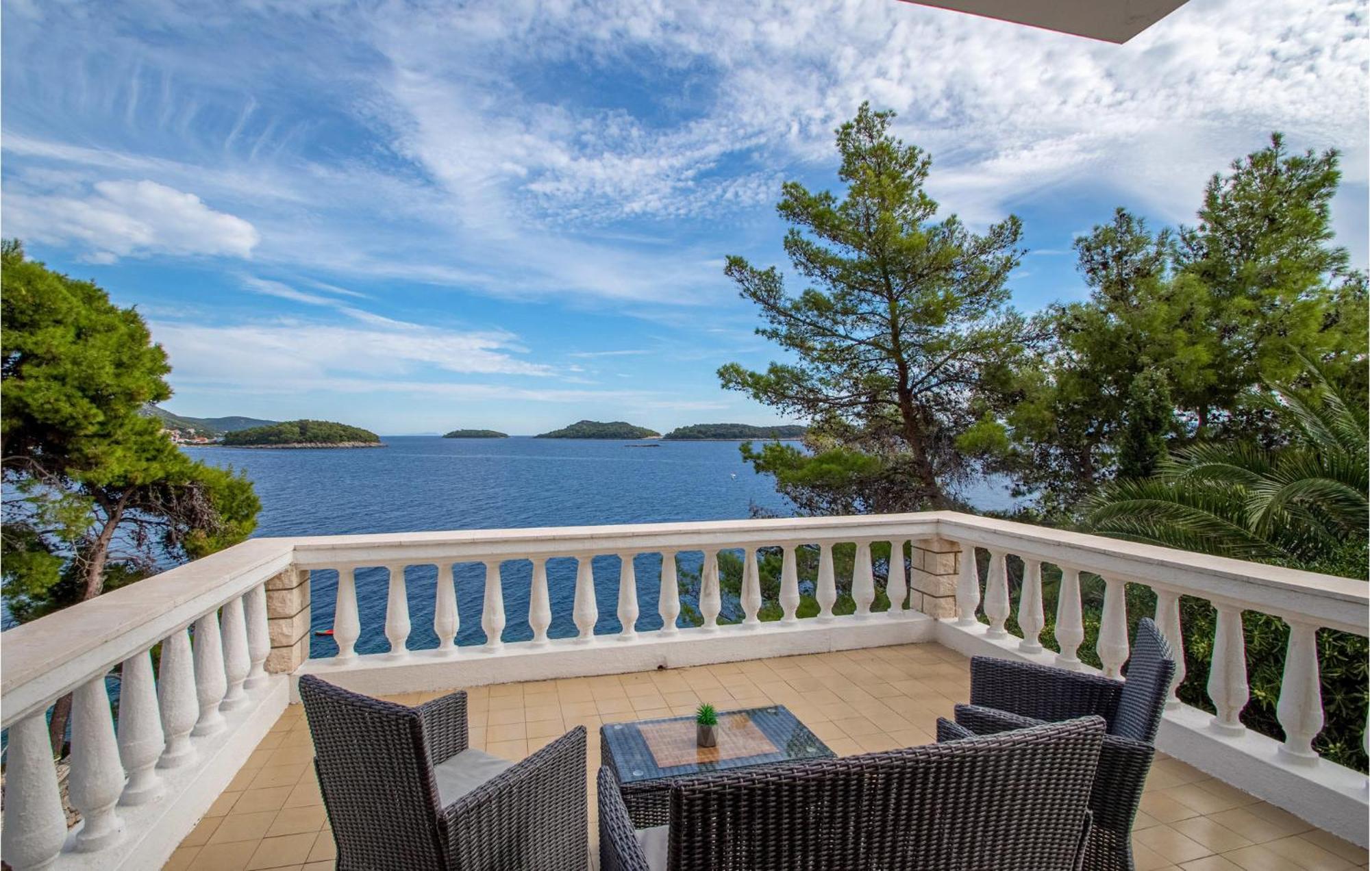 Beautiful Home In Prizba With Kitchen Eksteriør bilde